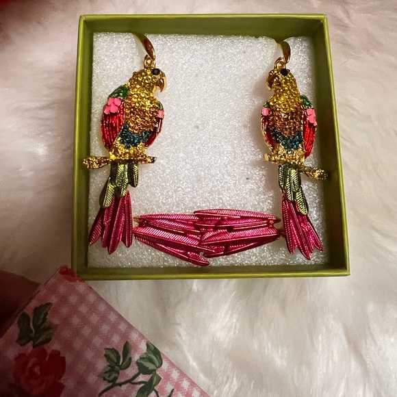 Betsy Johnson Shifting Parrot Embezzled Rhinestones Earrings - Picture 3 of 14